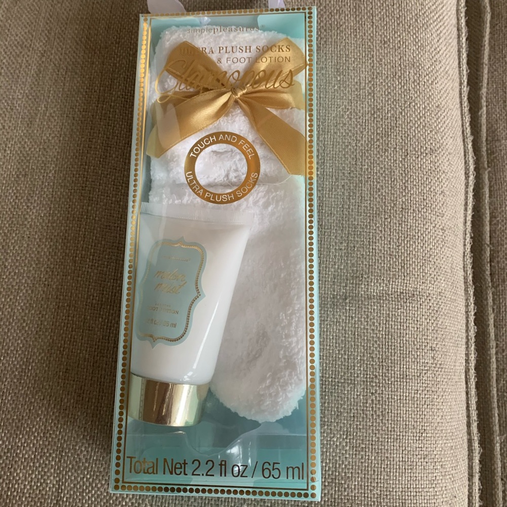 Simple pleasures fuzzy sock gift set